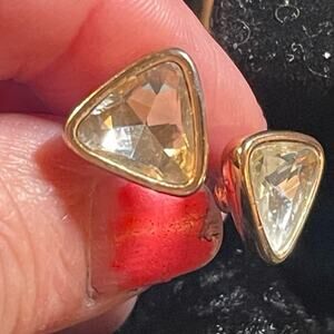 Triangular earrings faceted